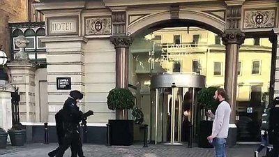 مريض نفسي يهدد بوضع قنبلة على قضبان مترو لندن (صور وفيديو)