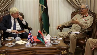 بالصور.. حفتر يستقبل وزير خارجية بريطانيا في مقر القيادة الليبية