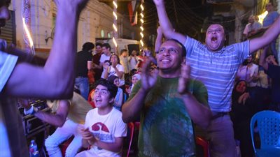 فرحة الجماهير بهدفي المنتخب على مقاهي وسط القاهرة (فيديو وصور)