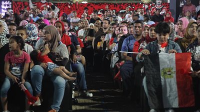 الجماهير تتابع مباراة الفراعنة وأوغندا على مقاهي وسط القاهرة والجزيرة (صور)
