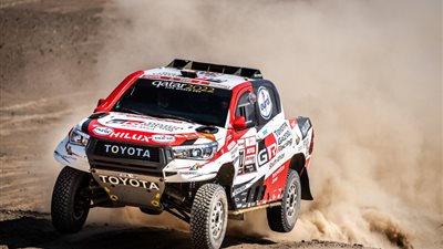 سيارة تويوتا هايلكس المعدلة تقطع 4،828 كم في سباق الصحراء (صور)