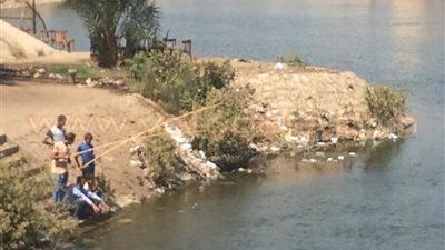 بالفيديو والصور.. فرحة مراهقين باصطياد سمكة من القناطر الخيرية