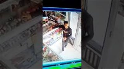 لحظة سرقة لص محل هواتف بطريقة ماكرة (فيديو)