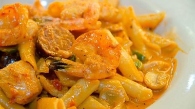 بالفيديو.. أسهل طريقة لعمل مكرونة «الجمبالايا»