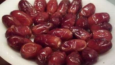 تناول التمر في رمضان يخفض نسبة الكوليسترول في الدم ويقي من أمراض السرطان