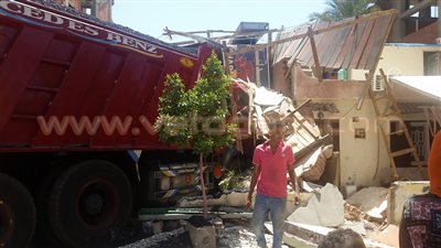 بالفيديو والصور.. انهيار منزل اصطدمت به سيارة نقل في الغردقة