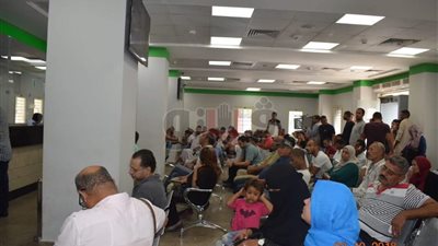 زحام بمكاتب البريد في اليوم الأول لصرف تعويضات صيادي الغردقة (صور)