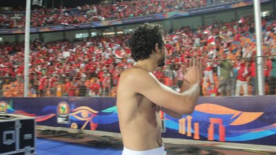 أحمد حجازي يهدي قميصه للجماهير بعد الفوز على أوغندا (صور)