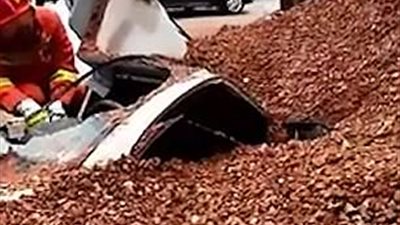 المارة ينقذون سائقا حاصرته الحجارة داخل سيارته (فيديو وصور)