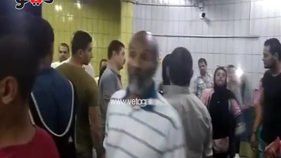 ركاب القطار المعطل: «بقالنا ساعة إلا ربع بنتخنق جوا المترو» (فيديو)