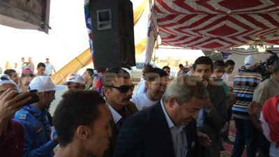 بالفيديو والصور.. وزير الشباب والرياضة يلتقط «السيلفي» بالقناة الجديدة