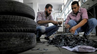 «رويترز» تلتقي بطلاب مصريين يصنعون الوقود من إطارات السيارات