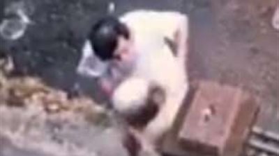 شاب يعتدي على والدته المريضة بالزهايمر (فيديو وصور)