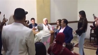 مأذون يثير ضجة بمزاحه مع عروس (فيديو)