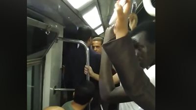 الركاب يسيرون في نفق مترو شبرا بعد تعطل القطار (فيديو)