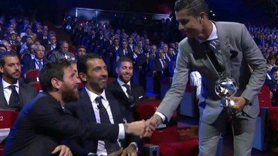 بالصور.. نشطاء تويتر: «سخرية راموس من ميسي تستاهل بطاقة حمراء»