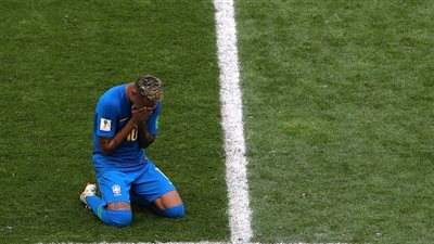 نيمار يدخل في بكاء هيستري عقب مباراة البرازيل وكوستاريكا (فيديو)