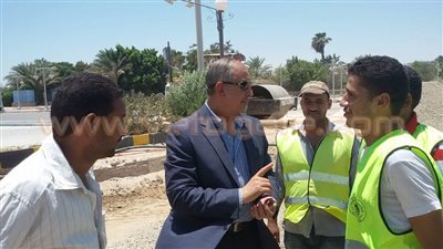 بالصور.. محافظ البحر الأحمر يطالب بسرعة تطوير ميدان المحمدي