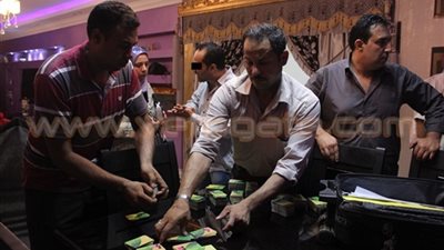 بالفيديو والصور.. انفراد.. «فيتو» تحاور المتهم في أكبر واقعة تلاعب بمنظومة الخبز بالجيزة.. ضبط بحوزته 5 آلاف كارت ذكي.. طفلته تعترف بالجريمة.. «شرطة التموين»: نواصل شن حملاتنا لضبط