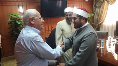 محافظ بورسعيد يكرم عدد من الائمة المتميزين