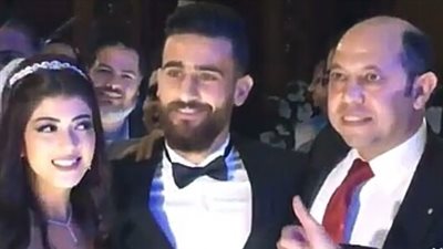 بالفيديو والصور.. لحظة استقبال باسم مرسي لضيوفه في حفل زفافه