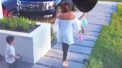 طفل يفسد مفاجأة أعدتها والدته للكشف عن نوع جنينها (فيديو)