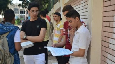 قطار امتحانات الثانوية العامة يصل محطته قبل الأخيرة.. طلاب علمي علوم وأدبي ينهون امتحاناتهم اليوم.. القلق والتوتر يسيطر على الطلاب.. تداول أسئلة الألماني.. والتعليم تعقد مؤتمرا صحفيا الأربعاء المقبل