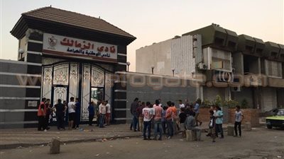 بالصور.. إقبال جماهير الزمالك على ملء استمارات حضور مباراة الوداد