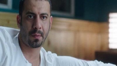 محمد فراج يهزأ من الصحفيين في مشهد بـ«الحصان الأسود»