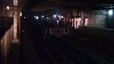 تفاصيل 20 دقيقة داخل قطار المترو المعطل.. والركاب يكسرون الأبواب