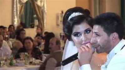 بالفيديو.. عريس يفاجيء عروسه بأغنية رومانسية أثناء رقصه معها