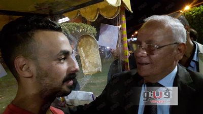 بالصور.. محافظ بورسعيد يوجه بدعم مشروع شبابي لبيع العصائر