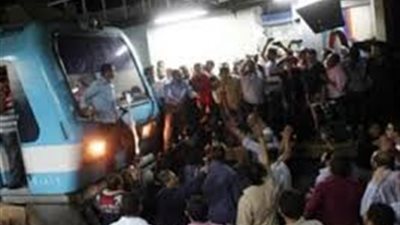 بالفيديو.. مواطنون يسيرون على قضبان نفق المترو بعد تعطل خط المنيب