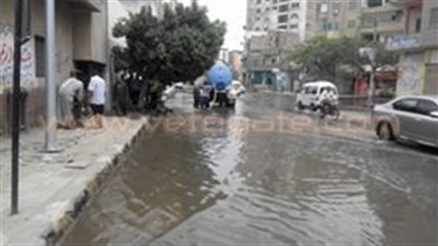 بالصور.. انفجار ماسورة مياه عمومية ببنها