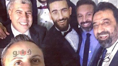 «سيلفي» مجدي عبد الغني وشوبير مع باسم مرسي في حفل زفافه