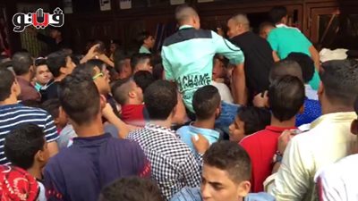 بالفيديو.. تدافع الجماهير أمام سينما مترو بسبب سوء التنظيم