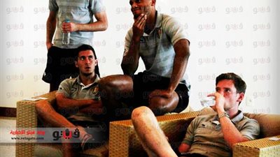 بالصورة.. لاعبو بليجكا يشاهدون مباراة البرازيل وتشيلي