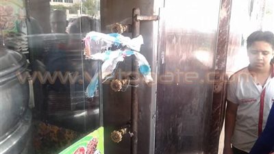 محافظ بورسعيد يغلق أحد محال الكشري لمدة 6 شهور