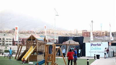 بالصور.. الاستعدادات النهائية لحفل «حماقي» بالعين السخنة