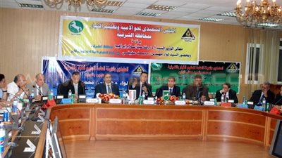 محافظ الشرقية يبحث تطوير أداء محو الأمية