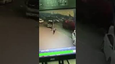 رد فعل شاب لحظة نجاته من الدهس تحت عجلات شاحنة (فيديو)