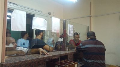 طوابير لكبار السن أمام منافذ تأمينات العتبة لصرف المعاشات بالزيادة الجديدة (صور)