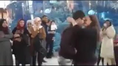 رد فعل فتاة طلب حبيبها الزواج منها في مول بالدار البيضاء (فيديو)