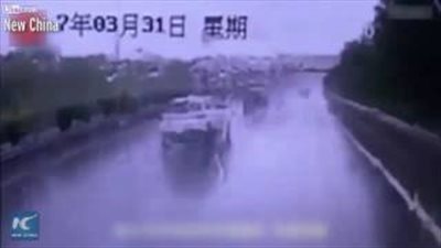 بالفيديو.. لقطات مرعبة لركاب يطيرون من نافذة حافلة تسير بسرعة عالية