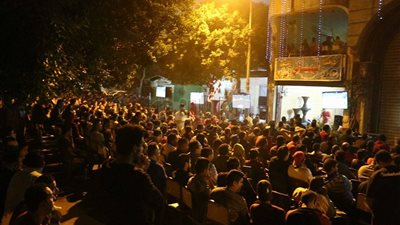 بالصور.. مقاهي المهندسين كاملة العدد في مباراة الأهلي والوداد