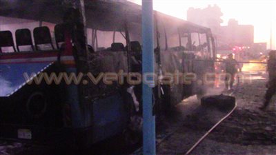 بالصور.. احتراق أتوبيس سياحي بعد انفجاره بمطروح