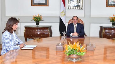 الرئيس يبحث ملف المصريين بالخارج مع وزيرة الهجرة.. يطالب باستمرار جهود رعايتهم وربطهم بالوطن.. يبحث الاستفادة من العلماء والحد من ظاهرة الهجرة غير الشرعية.. ويكلف بتسوية مشكلة المقيمين في السعودية