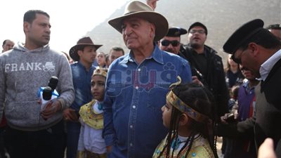 زاهي حواس يلتقي أكثر من ٥٠٠ طفل من محبي الآثار في الأهرامات