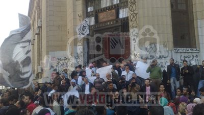 بدء وقفة 6 إبريل أمام دار القضاء للمطالبة بالتحقيق فى مقتل 