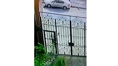 لحظة اقتحام لص لمنزل في وضح النهار بمكة (فيديو)